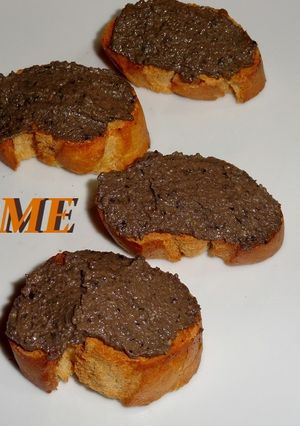 Una foto de Tapenade con tostas