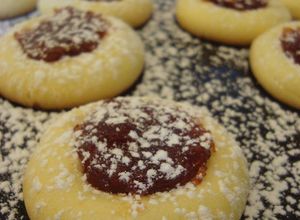 Una foto de Masitas ricas con yema de huevos duros / Pepas