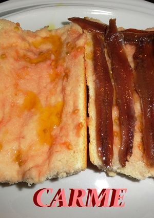 Una foto de Pan con tomate y anchoas