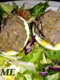 Huevos rellenos de tapenade con ensalada