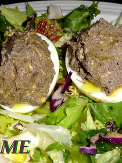Una foto de Huevos rellenos de tapenade con ensalada