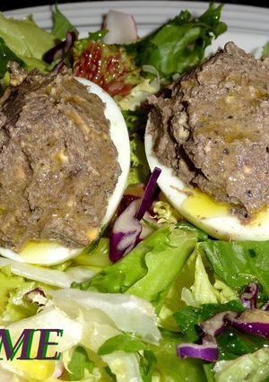 Una foto de Huevos rellenos de tapenade con ensalada