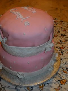Una foto de Tarta de cumpleaños de dos pisos