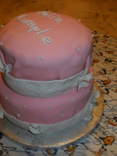 Una foto de Tarta de cumpleaños de dos pisos