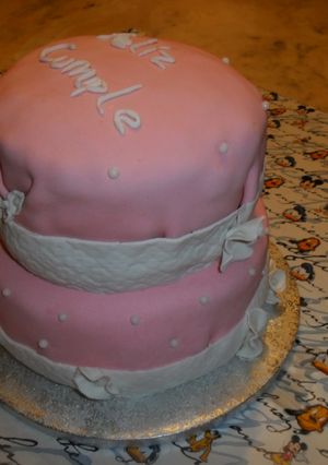 Una foto de Tarta de cumpleaños de dos pisos