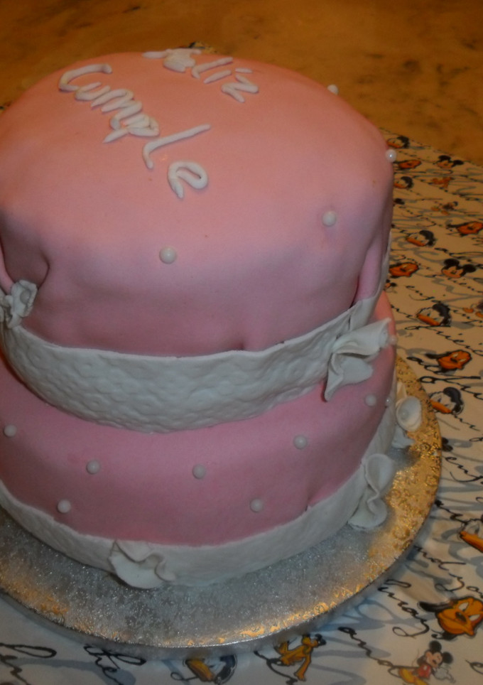 Una foto de Tarta de cumpleaños de dos pisos