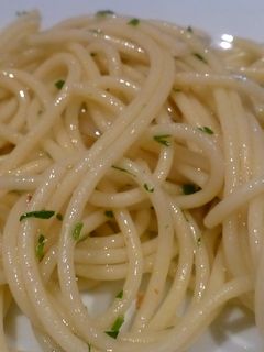 Una foto de Spaghetti con ajo, aceite de oliva y pimienta