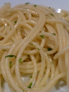 Una foto de Spaghetti con ajo, aceite de oliva y pimienta
