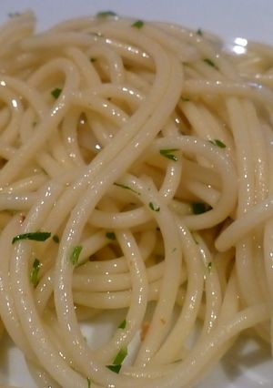 Una foto de Spaghetti con ajo, aceite de oliva y pimienta