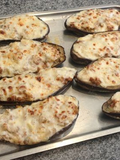 Una foto de Berenjenas rellenas de carne gratinadas