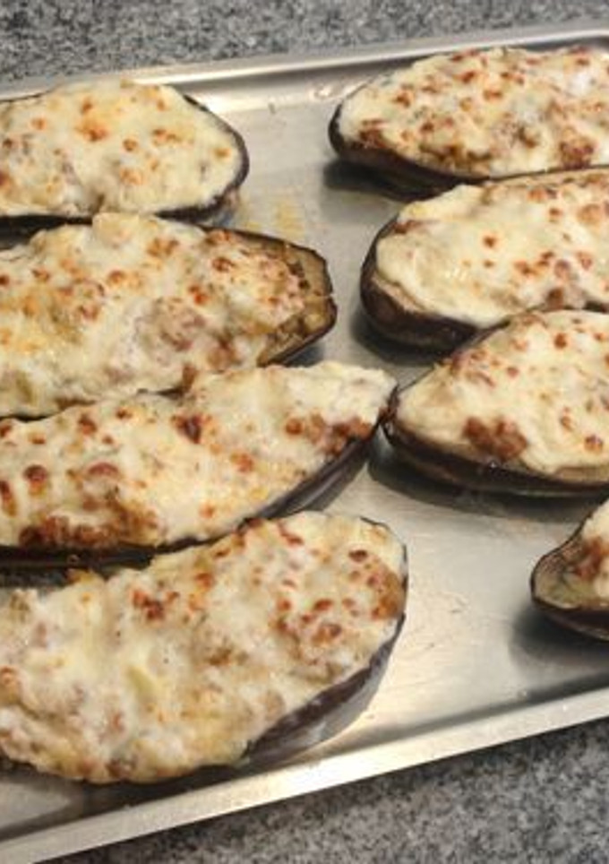 Una foto de Berenjenas rellenas de carne gratinadas