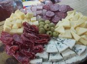 Una foto de tabla de quesos