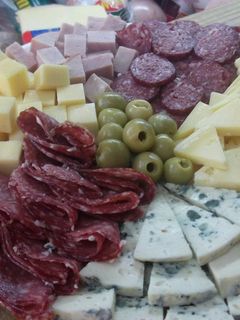 Una foto de Tabla de fiambres y quesos para la picada