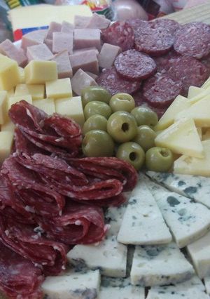 Una foto de Tabla de fiambres y quesos para la picada