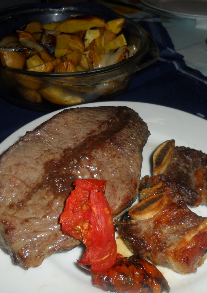 Una foto de Asado al horno con patatas y verduras
