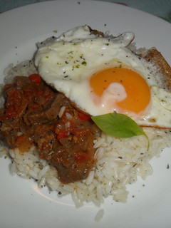 Una foto de Arroz con ternera en salsa de tomate y huevo frito
