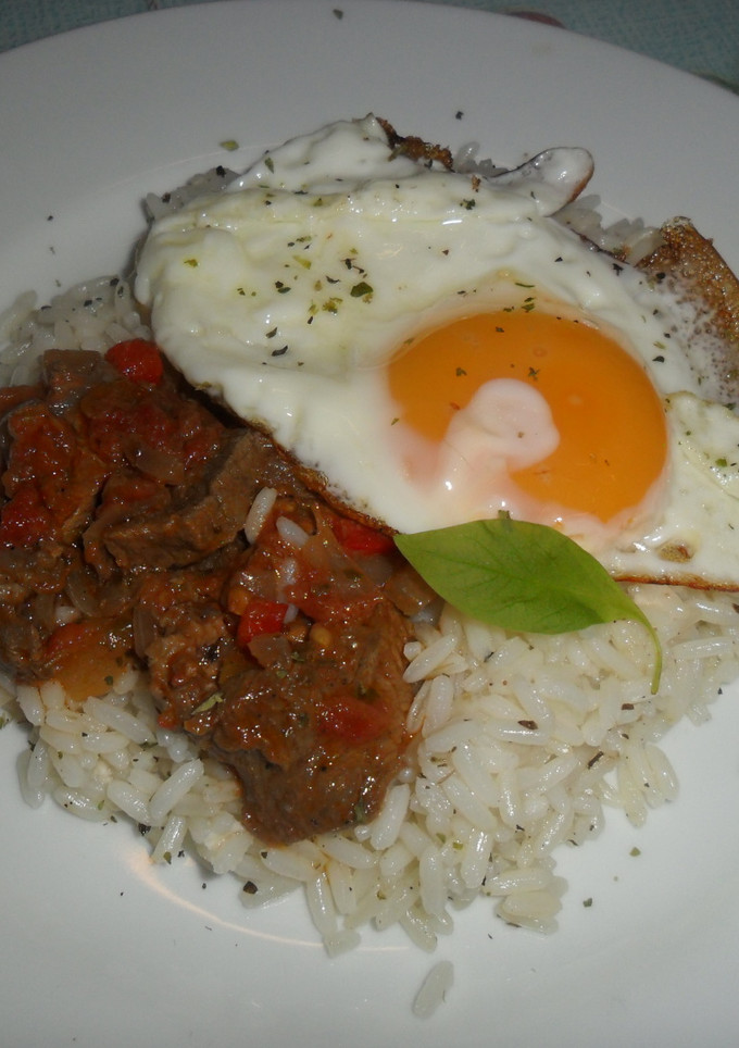Una foto de Arroz con ternera en salsa de tomate y huevo frito