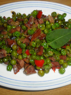 Una foto de Guisantes salteados con jamón serrano