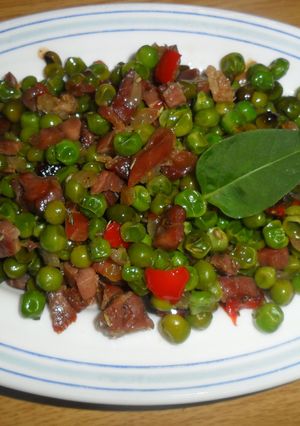 Una foto de Guisantes salteados con jamón serrano