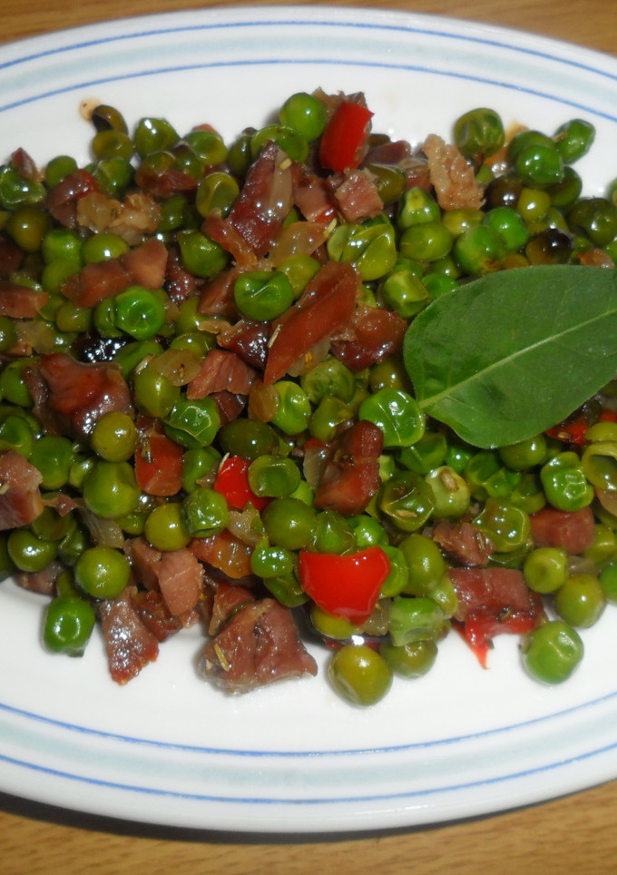 Una foto de Guisantes salteados con jamón serrano