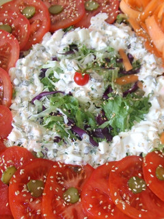 Una foto de Ensalada vegetariana con salsa especial