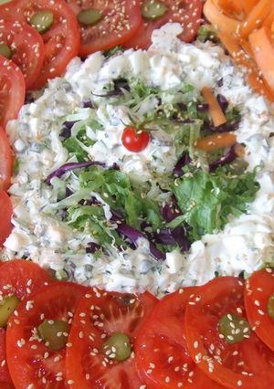 Una foto de Ensalada vegetariana con salsa especial