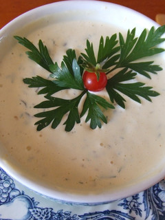Una foto de Salsa especial de mayonesa y mostaza con huevo duro