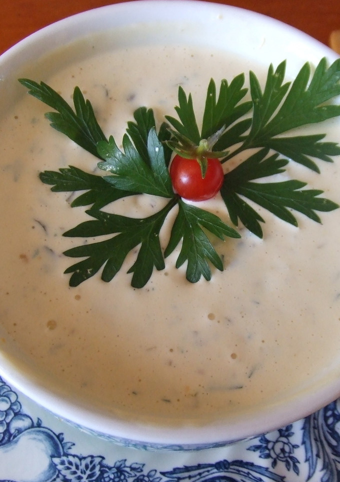 Una foto de Salsa especial de mayonesa y mostaza con huevo duro