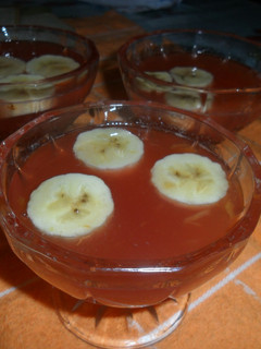 Una foto de Gelatina de almíbar con rodajas de plátano