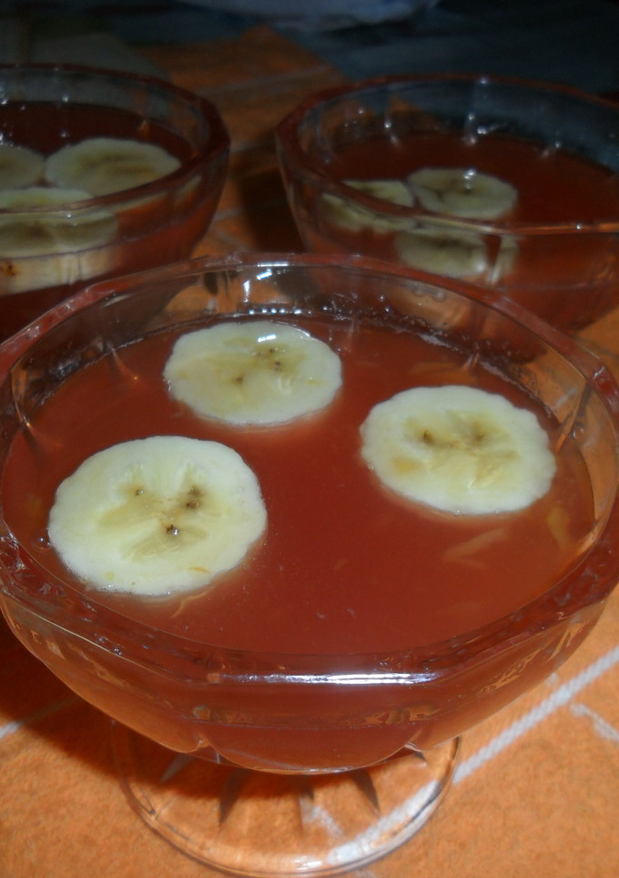 Una foto de Gelatina de almíbar con rodajas de plátano