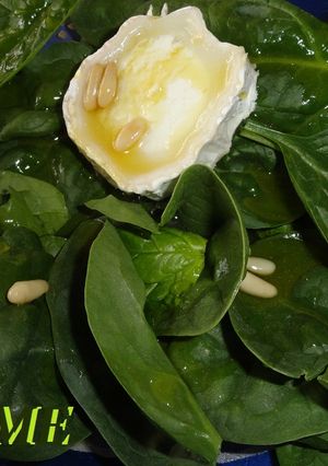 Una foto de Ensalada de espinacas y queso de cabra con vinagreta con piñones