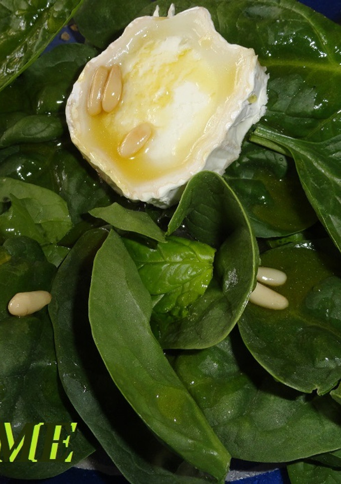Una foto de Ensalada de espinacas y queso de cabra con vinagreta con piñones