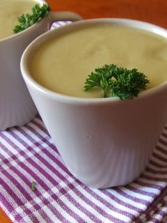 Una foto de Crema fría de vainas de habas frescas