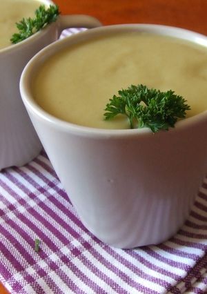 Una foto de Crema fría de vainas de habas frescas