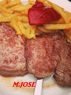 Una foto de Solomillo a la plancha con patatas