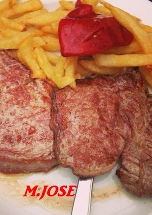 Una foto de Solomillo a la plancha con patatas
