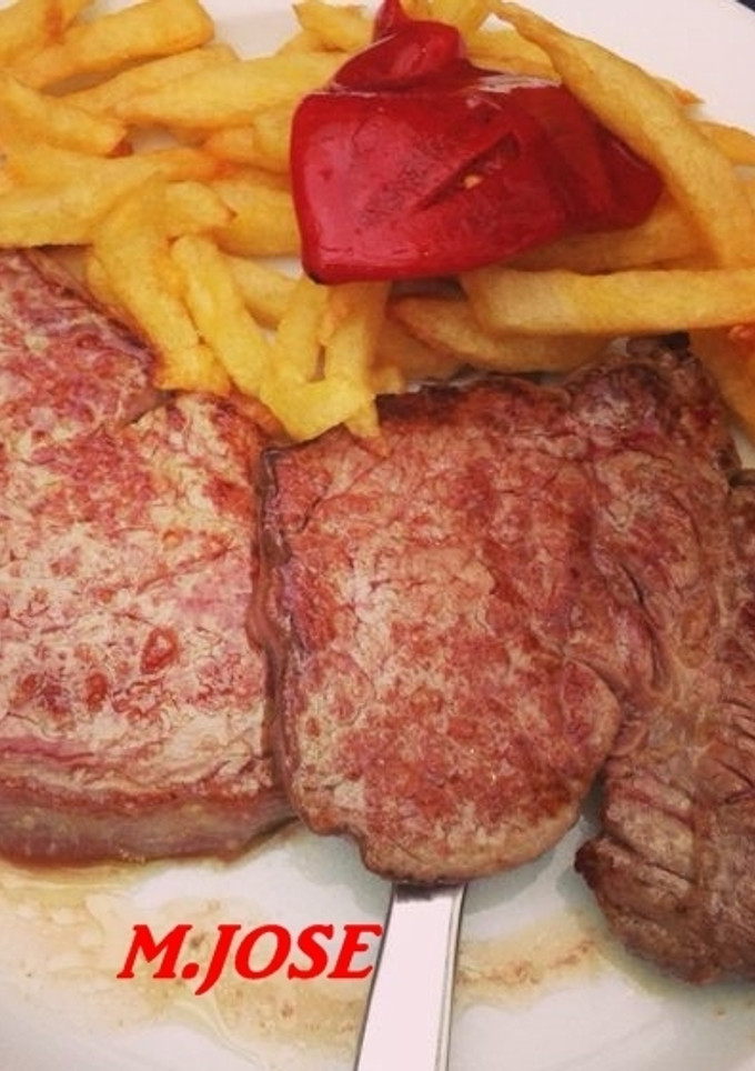 Una foto de Solomillo a la plancha con patatas