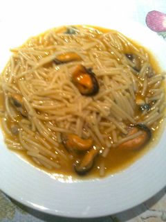 Una foto de Sopa de fideos con mejillones