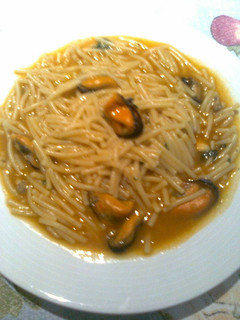 Una foto de Sopa de fideos con mejillones