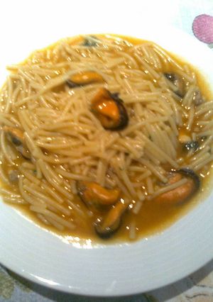 Una foto de Sopa de fideos con mejillones