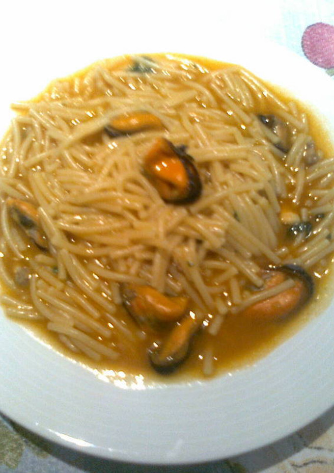 Una foto de Sopa de fideos con mejillones