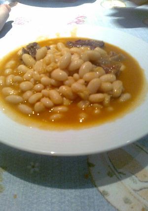 Una foto de Judías blancas con jamón