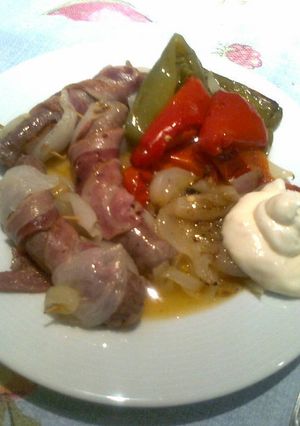 Una foto de Salchichas envueltas en beicon con chalotas