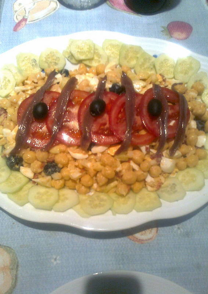Una foto de Ensalada de legumbre y picada de anchoas