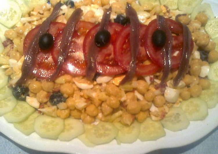 Ensalada de legumbre y picada de anchoas