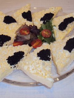 Una foto de Canapés con alfombra de huevo y caviar
