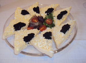 Una foto de Canapés con alfombra de huevo y caviar