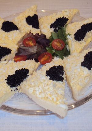 Una foto de Canapés con alfombra de huevo y caviar