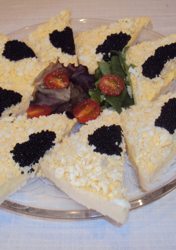 Una foto de Canapés con alfombra de huevo y caviar