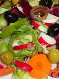 Ensalada mixta con rabanitos y anchoas